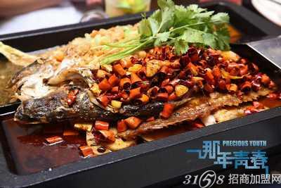 那年青春香锅烤鱼精选新鲜活鱼,运用先烤后炖的烹饪工艺,加入30多种特