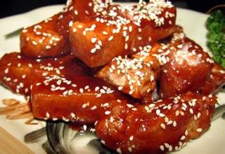 糖醋排骨是闽菜的菜之一,成菜金黄酥脆,酸甜可口.