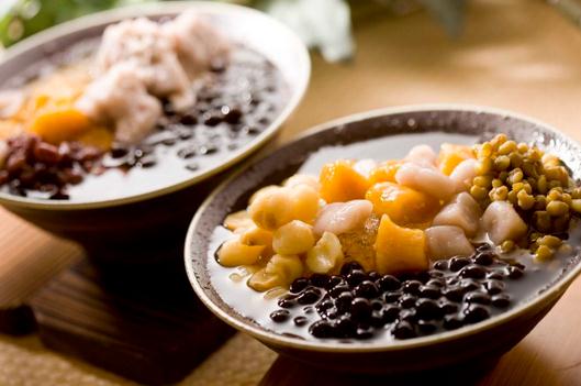 首先鲜芋仙甜品在产品方面是非常丰富的,今天就介绍鲜芋仙菜单