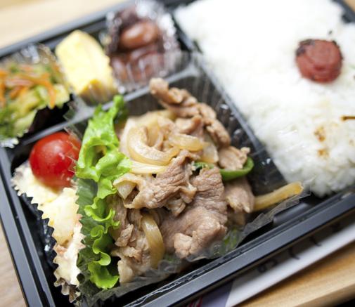 从事快餐加盟的人都非常担心口味方面的问题,毕竟口味是餐饮行业最核心的东西,那么老娘舅中式快餐加盟怎么样呢?老娘舅不同于一般的餐饮店,它拥有一套完善的产品制作流程,加盟商只需要复制就可以了,统一的材料和配方,任何人都可以制作,灵活经营。 老娘舅中式快餐加盟投资不高,适合中小投资商,在国内快餐品牌非常多,不管是中式快餐还是西式快餐,都一定是以特色和健康为主,老娘舅从成立至今已经有了十几年的历史,不断的发展和创新,成为了国内数一数二的中式快餐品牌,品质值得信赖。