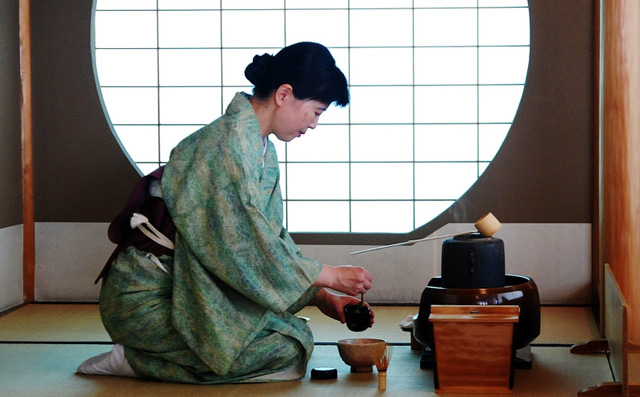 日本茶道更是备受日本人推崇,它不仅是日本人修身养性,提高文化修养的