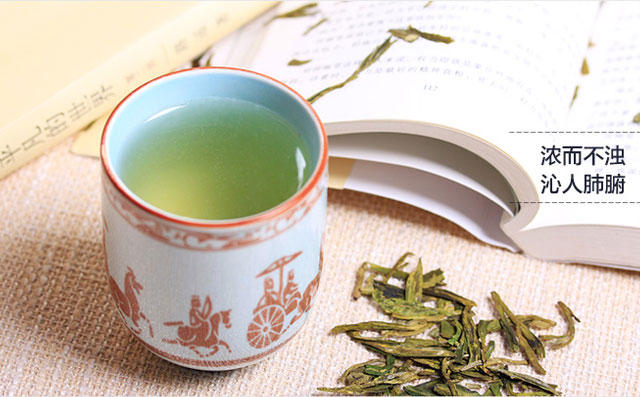 由于西湖龙井茶受到市场的青睐,一度火热,但是火热的背后也不乏投机倒把之人以次充好或者冒名顶替,因而,练就一双金睛火眼非常重要,下面,我们来说说西湖龙井茶怎么分好坏? 西湖龙井,产于浙江杭州西湖区,茶叶为扁形,叶细嫩,条形整齐,宽度一致,为绿黄色,手感光滑,一芽一叶或二叶;芽长于叶,一般长3厘米以下,芽叶均匀成朵,不带夹蒂、碎片,小巧玲珑。龙井茶味道清香,假冒龙井茶则多是清草味,夹蒂较多,手感不光滑。 西湖龙井茶怎么分好坏之观形美:沙鳖精心仿冒,明前茶同样形如莲芯,冲泡则同样若雀舌侯哺、