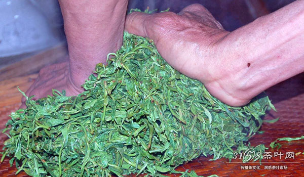 农家茶采用传统纯手工炒制、工艺不同于机制茶,所以多为农民炒来自家饮用和招待客人用,只有少量的余茶上市。采摘回来茶叶,也叫茶青,茶青要挑出老叶、杂草。 锅用旺火烧热,将茶青放入炒制,去除水分,这一步称为杀青。 杀青后的茶叶通过有规律地揉制使之成型,同时破坏茶叶细胞结构,使之冲泡的时候茶香更浓。揉制是技术活,也是体力活过程中要时常翻开散热,不然茶叶会发酵变红,影响品质。揉制的时间和次数对于茶的品质有直接的影响,对于农家人来说多年的传承对于时间和次数的把握已经成为一种固有模式。