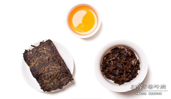 安化黑茶代理劣势 但事有两面,安化黑茶的金字招牌下,有着隐隐的痛楚。首先,安化黑茶生产成本的上升,使得安化黑茶代理的效益在不断缩小;这是做安化茶叶代理前,要考虑好的。 其次,茶叶质量安全隐患与消费者乃至媒体的过度误读导致了安化产业麻烦不断。前两年不断发酵的华莱黑茶传销案,让安化黑茶的市场信誉度大跌,在未来较长一段时间内难以恢复。所以想要入足安化黑茶代理的朋友,不得不先做好家中有宝,鲜有人来的尴尬。 总之,通过安化黑茶代理的例子,我们可以看出整个茶叶代理的门道。在经济继续复苏的未来,茶行业自然有它的一席