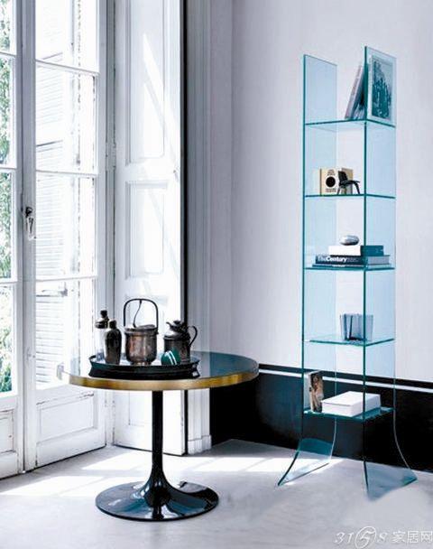 通体透明的玻璃置物架减少了空间的压迫感,细高的造型适合摆放在房间