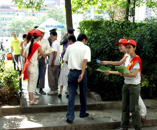 为宣传自己的教育培训机构,一些单位采用派发传单的方式去推广