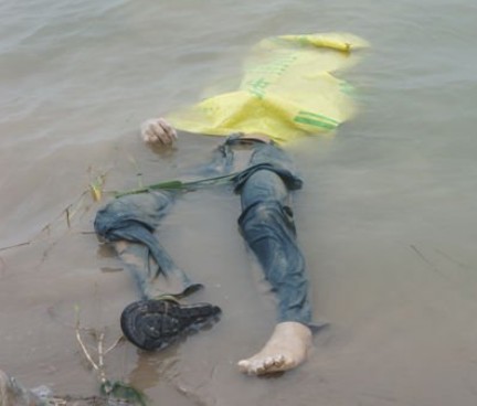 男孩淹死图片图片